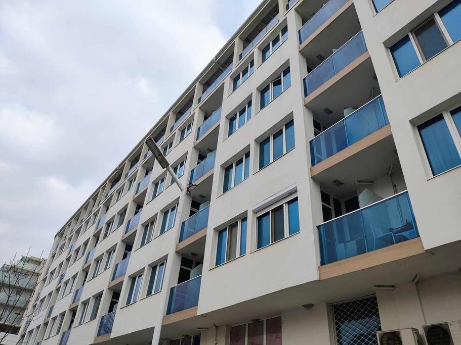 Azure Box Apartment *
